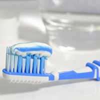 Fluorid snižuje IQ – jsou zubní pasty s fluoridem vhodné?