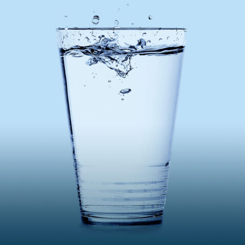 V letních vedrech bychom měli pít zejména neperlivou čistou vodu